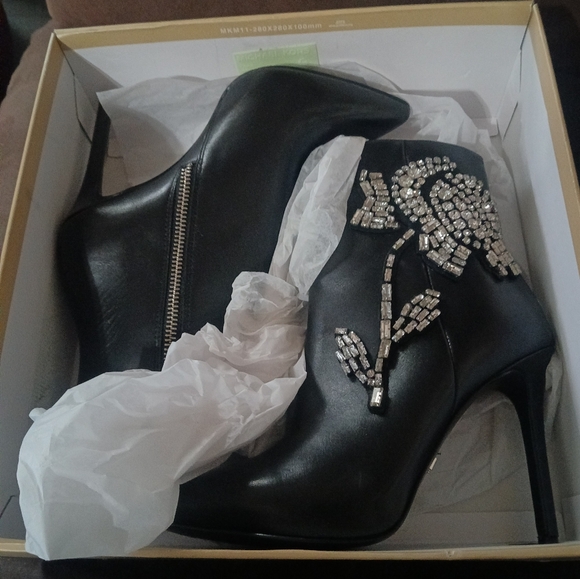 NIB Michael Kors Viera Booties - Picture 2 of 7